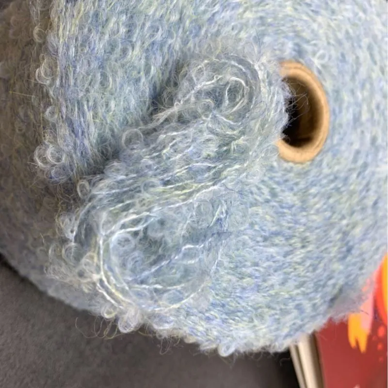 Färgglad ullslingagarn